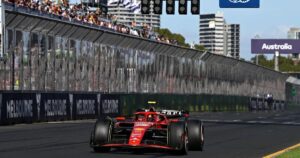 Un Carlos Sainz heroico se corona en Australia y vuelve a romper la hegemonía de Verstappen; Alonso brilla de nuevo