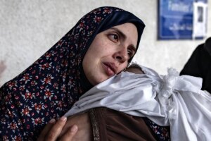 Un ataque israel mata a 14 familiares de una mujer palestina, incluidos sus bebs de cinco meses y su marido