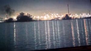 Un barco carguero colisiona contra un puente de Baltimore y lo derrumba, el 26 de marzo de 2024