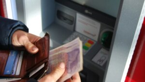 Un fallo informático permite retirar dinero de varios cajeros automáticos durante horas