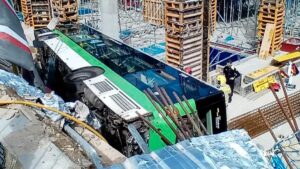 Un herido crítico al caer un autobús por el agujero de unas obras en Esplugues de Llobregat