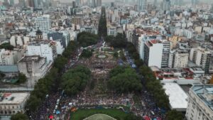 Fotografía aérea donde se observa una manifestación en conmemoración del Día Internacional de la Mujer, este viernes en Buenos Aires (Argentina).