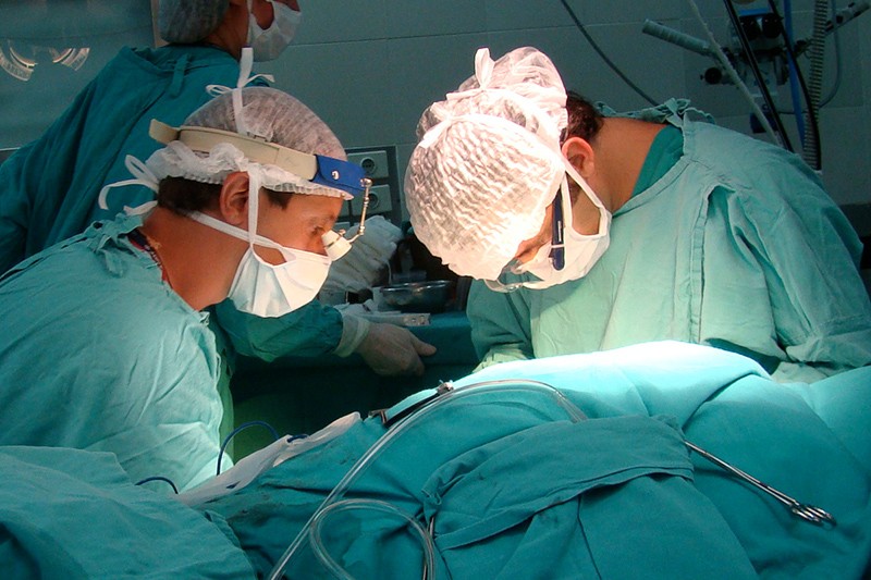 Una mujer accedió a una cirugía estética de levantamiento brasileño de glúteos en Florida y falleció durante la operación