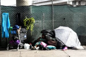 Una nueva polémica ley en Florida impide a personas sin hogar dormir en espacios públicos
