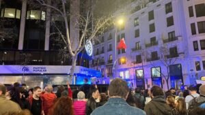 Unas 800 personas se concentran frente a la sede del PP en Génova pidiendo la dimisión de Ayuso