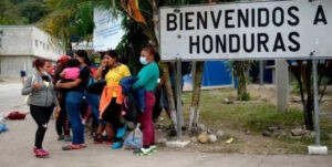 Unos 87.800 migrantes, la mitad venezolanos, cruzaron Honduras en dos meses - AlbertoNews
