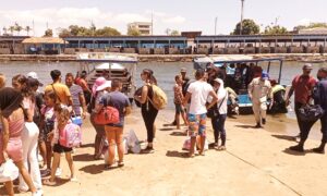 Turistas y residentes que pasan la Semana Santa en la Península de Araya, en Sucre, denunciaron colas por un bote que los lleve desde Cumaná.