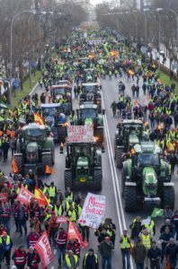 Varias decenas de tractores se dirigen al Ministerio de Agricultura