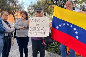 Venezolanos en Quito se plantaron frente al consulado para exigir la apertura del Registro Electoral