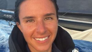 Viaje histórico: mujer se convierte en la primera estadounidense en cruzar el mundo sola en un bote