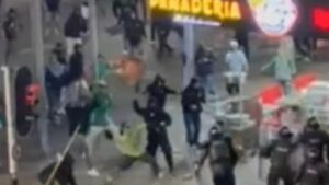 Video: protesta de hinchas de Atlético Nacional terminó en enfrentamientos con Policía - Medellín - Colombia