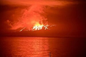Volcán en deshabitada isla de Galápagos entró en erupción