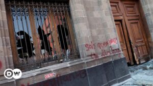 estudiantes derriban puerta de palacio presidencial – DW – 06/03/2024