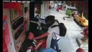 graban en video el atraco a un hombre en un local de Medellín