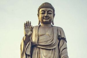 hombre destruyó parte de un templo budista, se cayó y murió al impactar contra una estatua de Buda