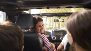 ¿Cuál es el asiento más seguro en un coche para un niño?