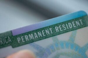 ¿Qué estrategia legal aplicar si eres un inmigrante con antecedentes penales y buscas la residencia permanente en Estados Unidos?