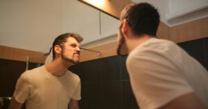 ¿Quién se mira más al espejo, según los expertos: hombres o mujeres?