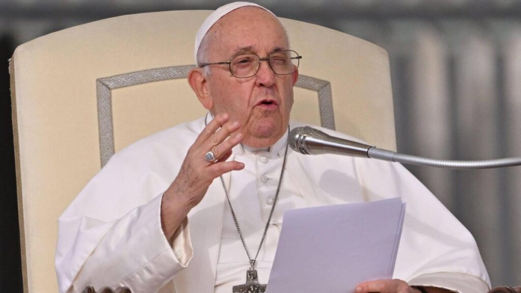 ¿el sumo pontífice recibe algún tipo de sueldo?