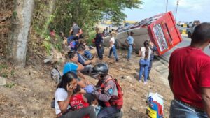 11 personas heridas dejó vuelco de autobús en la Autopista Regional del Centro