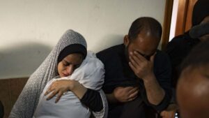 Una parella de palestins plora la mort del seu fill després d’un atac israelià a Gaza, ahir.