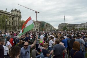 Decenas de miles de húngaros se manifiestan para acusar de corrupción al Gobierno de Orban