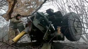 Un soldado de Ucrania a cargo de una pieza de artillería.