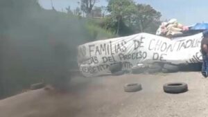 A la movilidad restringida por explosivo en la vía Panamericana se suma bloqueo en Rosa