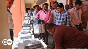 Abren colegios en largas elecciones generales de India – DW – 19/04/2024