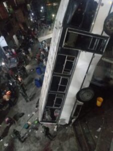 Al menos 19 heridos dejó el accidente del bus que cayó al vacío en el distribuidor de la carretera Petare-Guarenas en Miranda