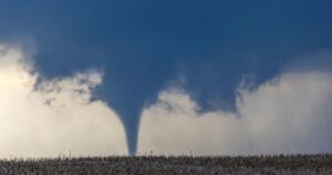 Alerta en EEUU: fuertes tornados arrasaron varios suburbios de Nebraska, dejando a su paso heridos y casas en ruinas
