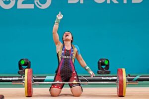 Anyelín Venegas conquista segundo cupo olímpico en pesas