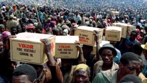 Refugiados ruandeses recogen alimentos en un punto de distribución de la Cruz Roja. En el 2001, Ruanda instauró unos tribunales que juzgaron a cerca de dos millones de personas por su presunta relación con el genocidio.