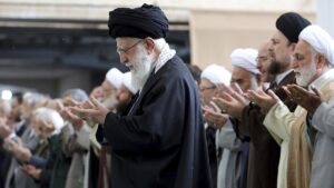 El líder supremo iraní, Alí Jameneí, durante el rezo del Eid al Fitr que marca el fin del Ramadán, este miércoles en Teherán.