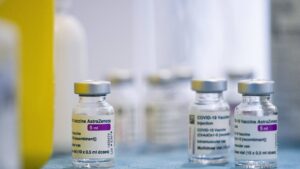 AstraZeneca admite que su vacuna contra el covid puede causar un efecto secundario poco común - AlbertoNews