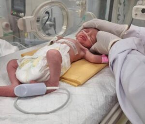 Bebé palestina nace huérfana en cesárea de emergencia tras ataque israelí | EL UNIVERSAL