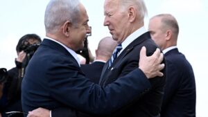 El primer ministro israelí, Binyamín Netanyahu, saluda al presidente de EEUU, Joe Biden, durante la visita del último a Israel en octubre de 2023.