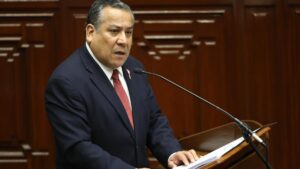El primer ministro de Perú, Gustavo Adrianzén, habla ante el Congreso en la sesión para pedir el voto de confianza al gabinete de la presidenta Dina Boluarte.