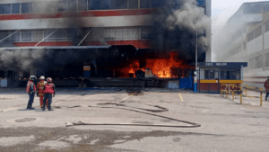 Bomberos de Caracas combaten incendio en edificio de Los Ruices