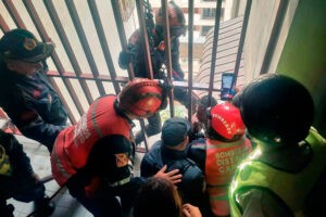 Bomberos rescataron a un hombre que intentó quitarse la vida en un edificio de El Valle, en Caracas (+Imágenes)