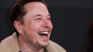 Elon Musk asiste al estreno de ''Lola'' celebrado en el Regency Bruin Theatre de Los Ángeles, California, EE.UU., el 3 de febrero de 2024.