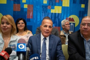 CNE recibe carta de renuncia de Manuel Rosales a presidenciales