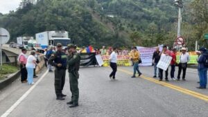 Cafeteros bloquean la vía La Línea por protestas