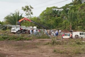 Caída de torre de transmisión mantiene a parte de Amazonas sin servicio eléctrico desde hace tres días