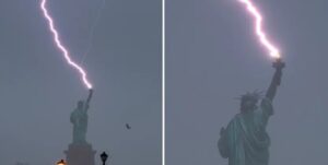 Captan momento cuando un rayo cae en la Estatua de la Libertad