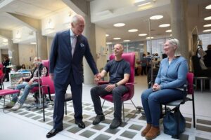 Carlos III visita un centro contra el cáncer en su primer compromiso público desde febrero - AlbertoNews