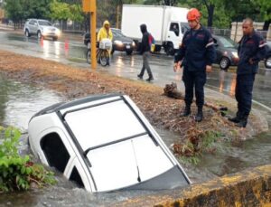 Carro cayó en canal en La Quizanda