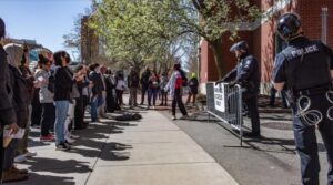 Casa Blanca insta a protestas pacíficas tras cientos de arrestos en universidades - AlbertoNews