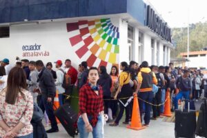 Casi medio millón de venezolanos quedan a la deriva tras cierre de embajada en Ecuador