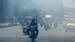 Varios vehículos circulan por una calle en Bangalore (India) el 7 de septiembre del 2018, una de las urbes del mundo que registra mayores niveles de contaminación del aire
